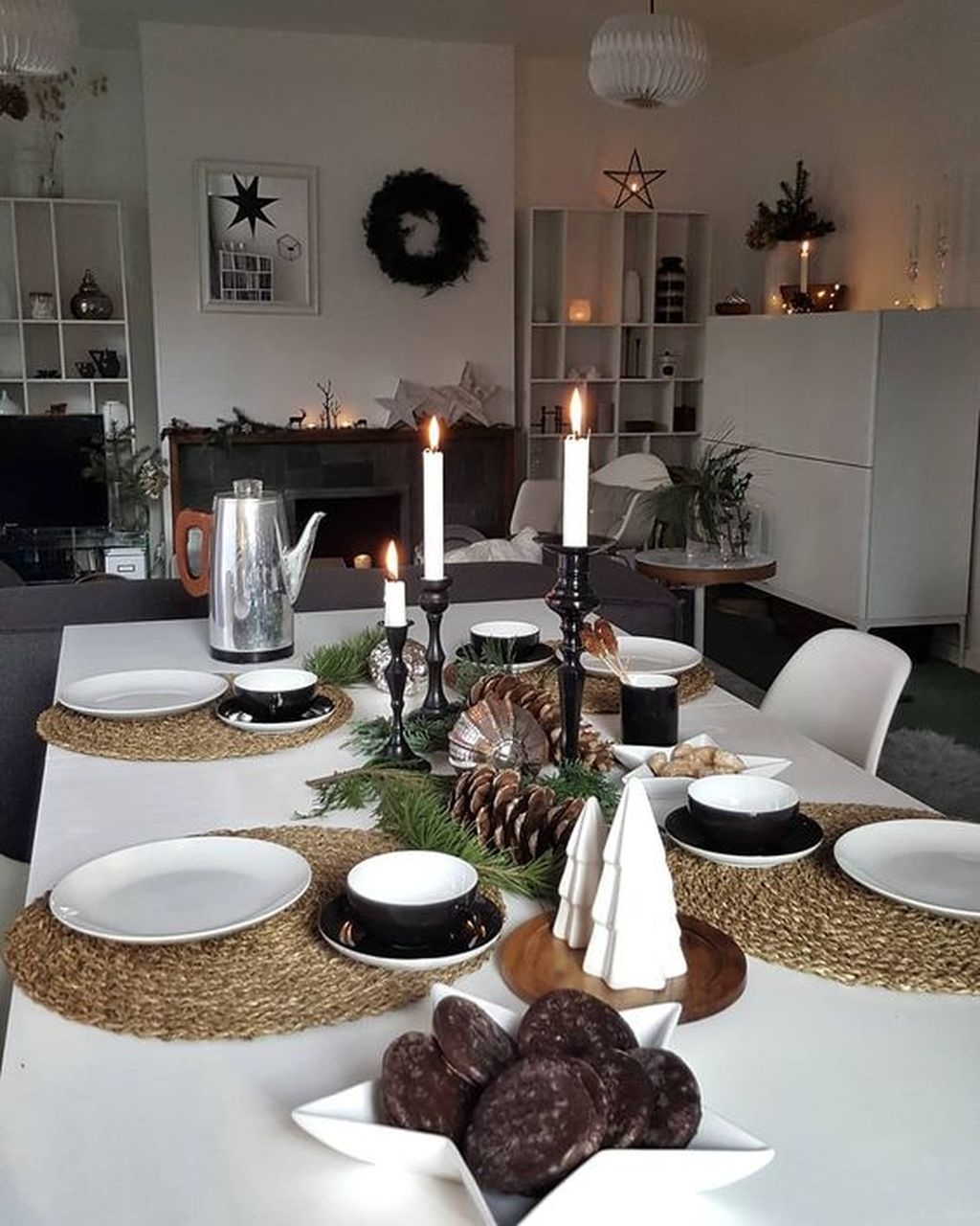 Popular Winter Dining Room Decorations On Your Table 16 - SWEETYHOMEE