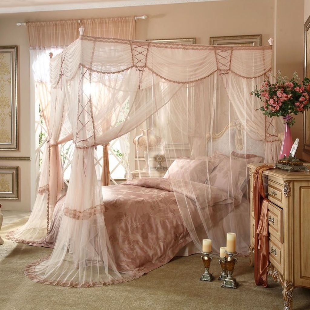Romantic Bedroom With Canopy Beds 06 Sweetyhomee