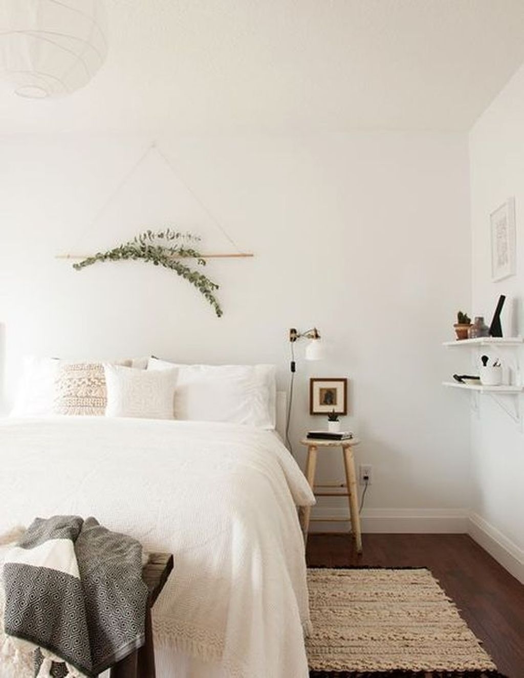 Minimalist Scandinavian Bedroom Decor Ideas 31 - SWEETYHOMEE
